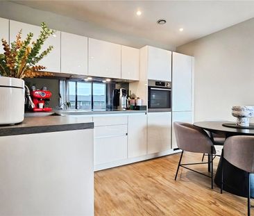 Fairfield Avenue, Staines-upon-Thames, Surrey, TW18 4JH - Photo 2