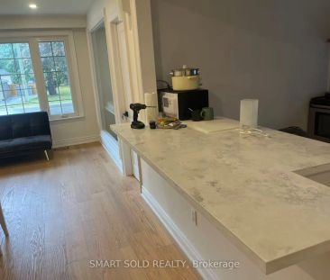 7 Sussex Avenue #main floor - Photo 1