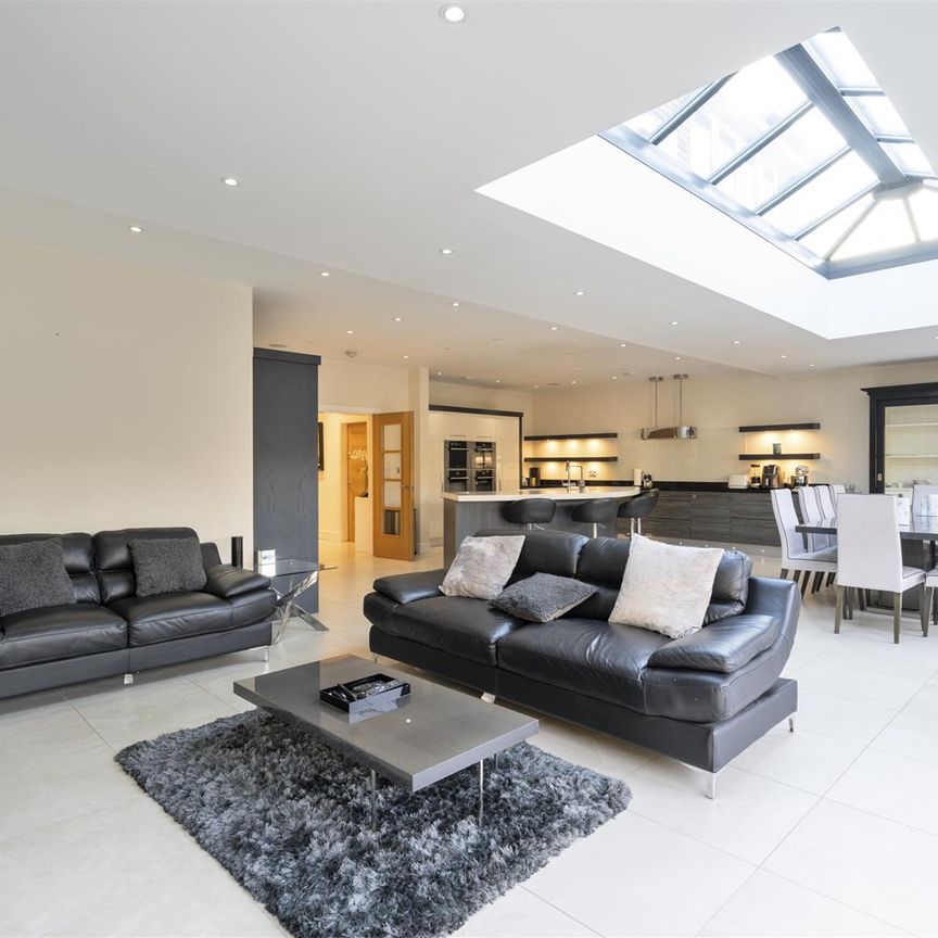 5 bed detached house to rent in Avenue Road, Dorridge, Solihull - Photo 1