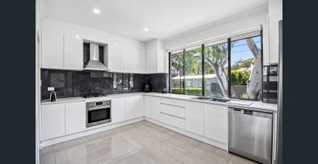 Elegant 2-Storey Home in Leafy Panorama - Photo 2