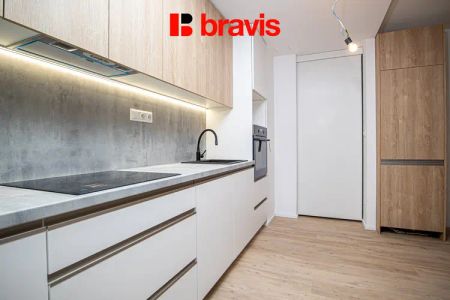 Podnájem ateliéru 2+kk, novostavba Auerswald, první nájemník, garážové stání - Fotografie 2