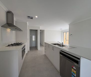 BRAND NEW 4 x 2 - Stylish & Comfortable Living ! - Photo 1