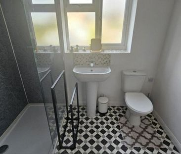 4 bedroom semi-detached house to rent - Photo 4