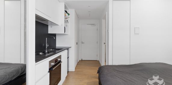 Luxury Furnished Studio Apartment with Stunning Brisbane CBD Views - Photo 2