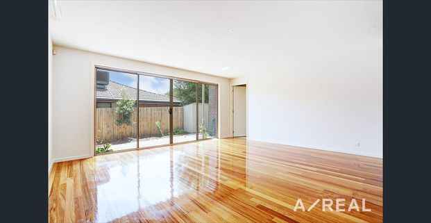 Brilliantly Positioned Townhouse Offering Exceptional Family Convenience - Photo 1