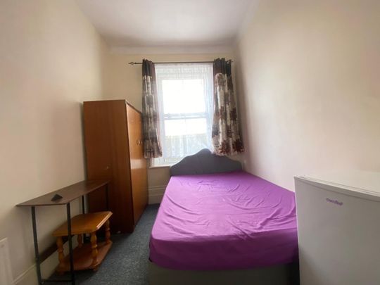 Room in a Shared Flat, Woodgrange Road, E7 - Photo 1