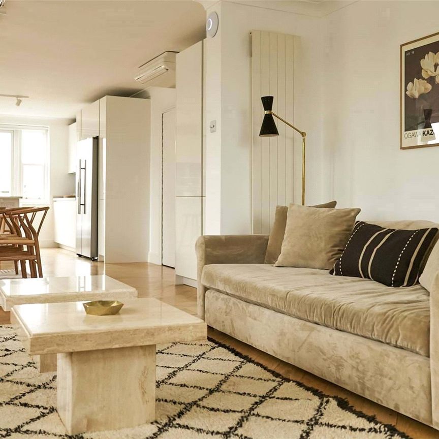 Light-filled apartment with dual terraces and serene Little Venice views. - Photo 1