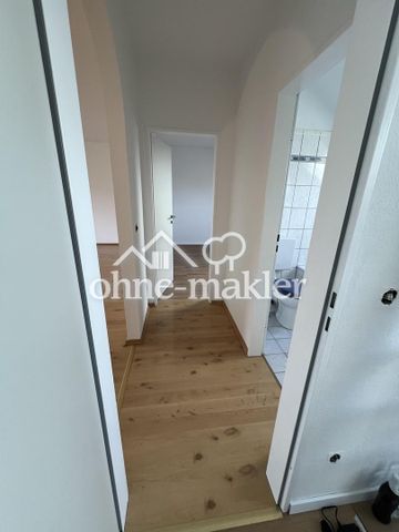 Moderne, frisch renovierte 3,5-Zimmer-Dachgeschosswohnung inklusive neuer Einbauküche in Oberhausen - Photo 2