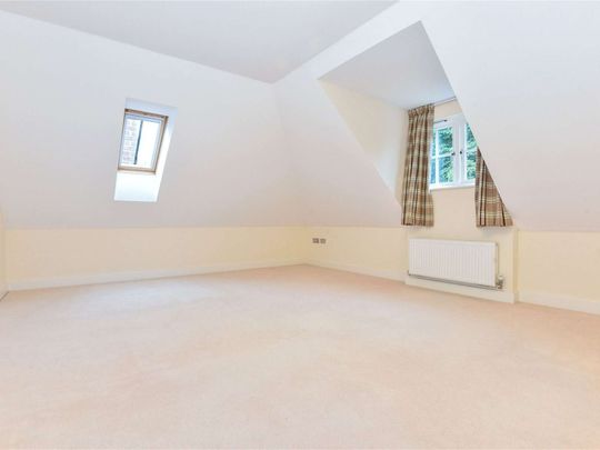 Well designed and substantial family home, set in an exclusive development. - Photo 1