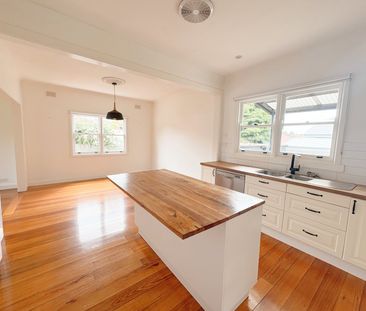 LIGHT FILLED 3 BEDROOM HOME! - Photo 2