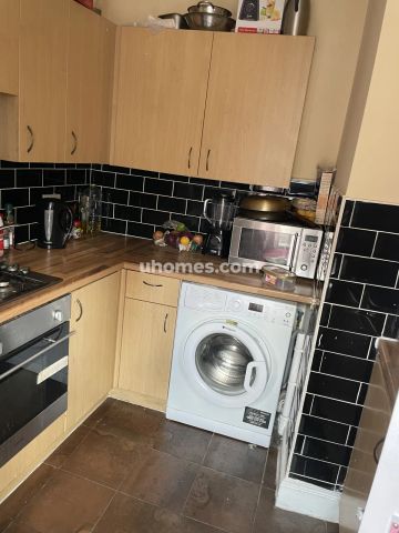 3 Bedroom, 1 Bathroom - Photo 4
