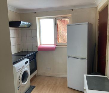 Room in a Shared Flat, Cheltenham Road, BS6 - Photo 1