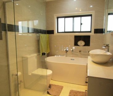 Stunning 5-Bedroom Family Home!! - Photo 3