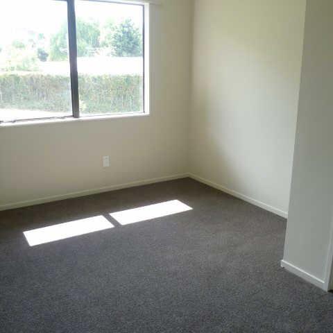 Enjoy the best that this handy Hillcrest location has to offer. - Photo 1