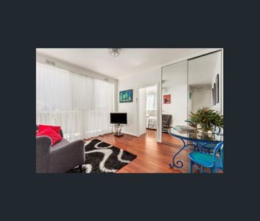 RENOVATED, GROUND FLOOR, EXCEPTIONAL LOCATION! - Photo 2