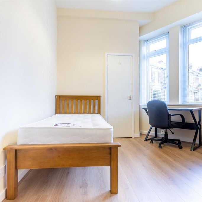 4 bedroom flat to rent - Photo 1