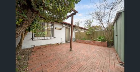 Charming Two-Bedroom Villa in Prime Wembley Location - Photo 3