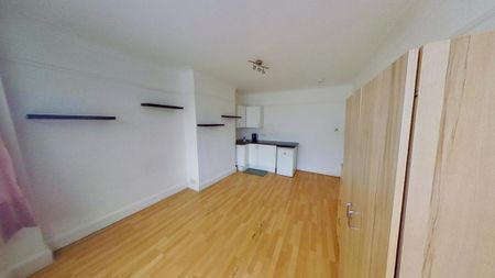 1 bedroom in a house share to rent - Photo 4