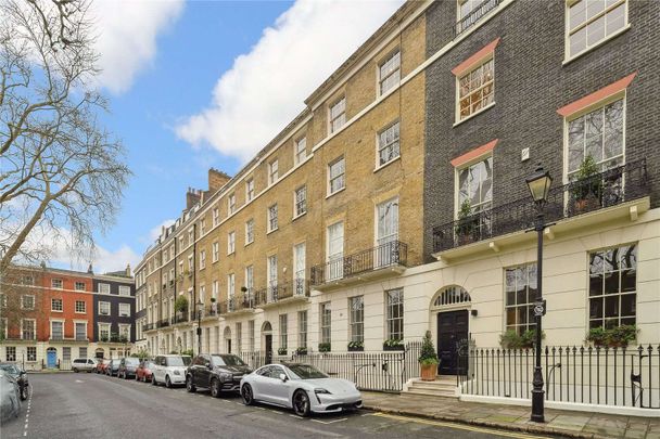 An exceptional five-bedroom lateral apartment set in the prestigious Connaught Square, offering expansive living spaces and exclusive access to the private residents' garden. - Photo 1