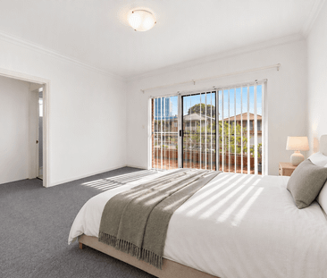 Three Bedroom Top Floor Duplex - Photo 2