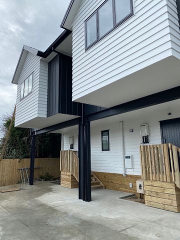 These studio rooms are conveniently located within walking distance to local shops and the University. - Photo 3