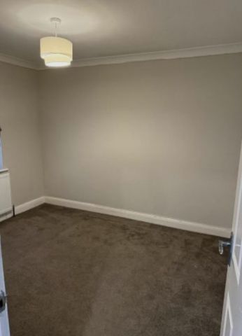 4 bedroom semi-detached house to rent - Photo 2