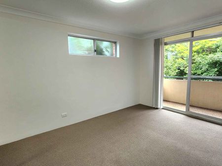 Spacious 2 bedroom apartment with 2 car spaces - Photo 4
