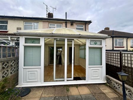 2 bedroom property to rent Mill Lane, ME5 - Photo 3