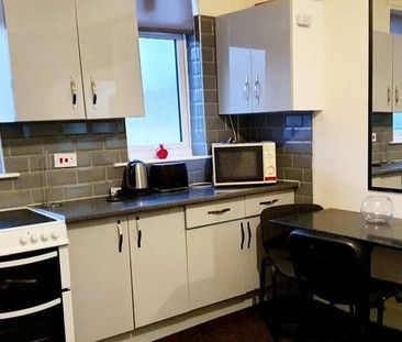 3 Bed End Terrace, Travis Place, S10 - Photo 1