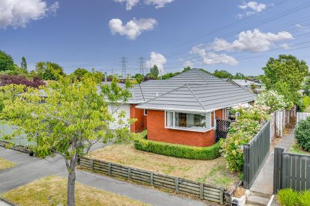 Spacious 2 Bedroom Home in Burnside! - Photo 2