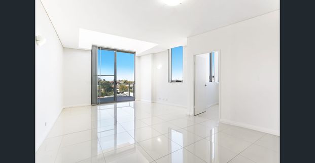 Stylish Three-Bedroom Apartment with Uninterrupted District Views - Photo 1