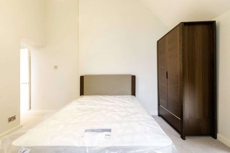 A large one bedroom church conversion in a fabulous Islington location. - Photo 5