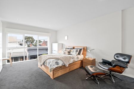 Position perfect with city views! - Photo 2