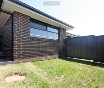 Spacious Granny Flat with Private Lock-up Garage - Photo 3