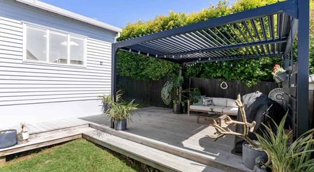 Light, Lifestyle and Location - Rangitoto Coll... - Photo 4