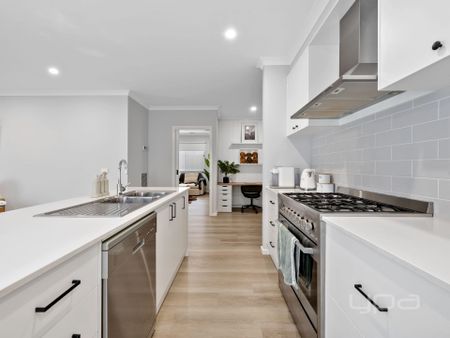 3 BEDROOM GEM WITH DUAL LIVING AREAS - Photo 5