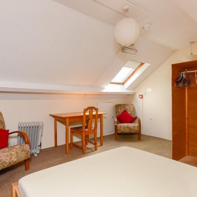 4 bedroom semi-detached house to rent - Photo 1