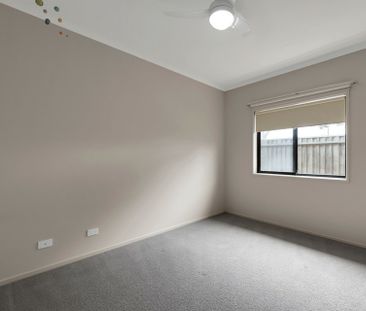 Spacious 4 Bedroom Family Home in Mawson Lakes - Photo 6