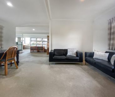 Fully Furnished Beachfront Retreat in Currimundi! - Photo 2