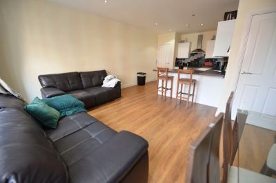 3 bedroom Flat in Flat 3, Leeds - Photo 4