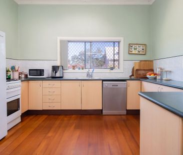 Charming Hamilton Classic in a Prime Location - Photo 2