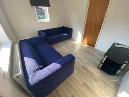 4 bedroom semi-detached house to rent - Photo 2