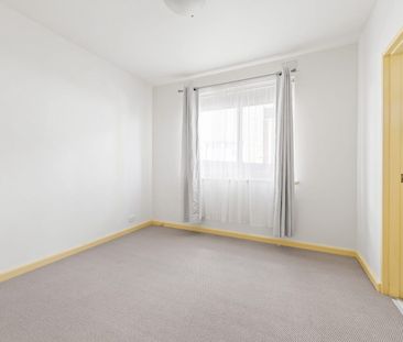 2/49 Flemington Street, Travancore, Vic 3032 - Photo 3