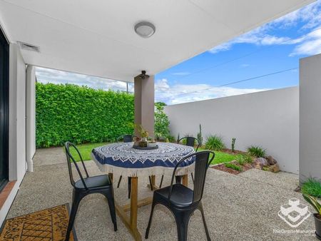 Spacious 3-Bedroom Townhouse with solar & Double Lock-Up Garage in Sought-After Corinda includes water and most of electricity. - Photo 2