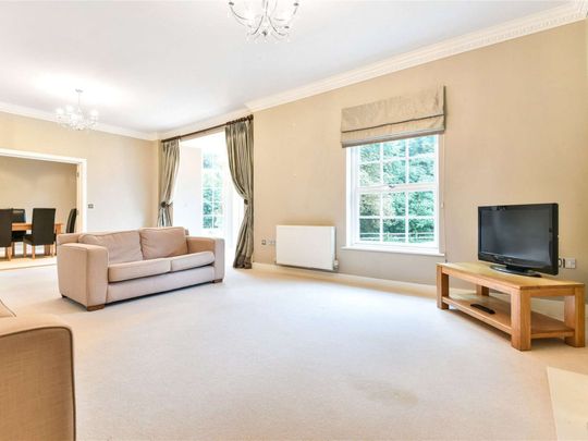 Well designed and substantial family home, set in an exclusive development. - Photo 1
