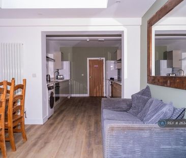 1 bedroom in a house share to rent - Photo 1