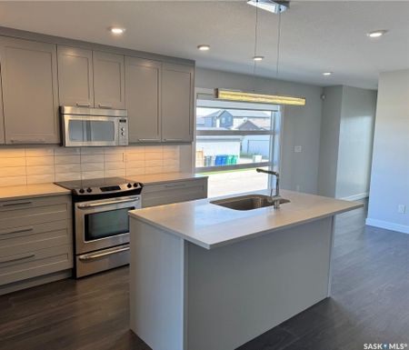 Evergreen - 3 Bedrooms/2 Bathrooms - Upper Unit - 587 Kloppenburg Cres - Photo 2