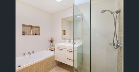 4 Bedroom Home with Stunning Pittwater Views - Photo 5