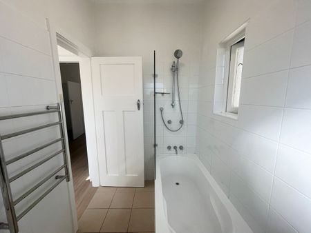 Charming Bondi Beach Apartment in Boutique Art Deco Block - Photo 4
