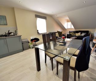 2 bedroom Flat in Aire Street, Leeds - Photo 4